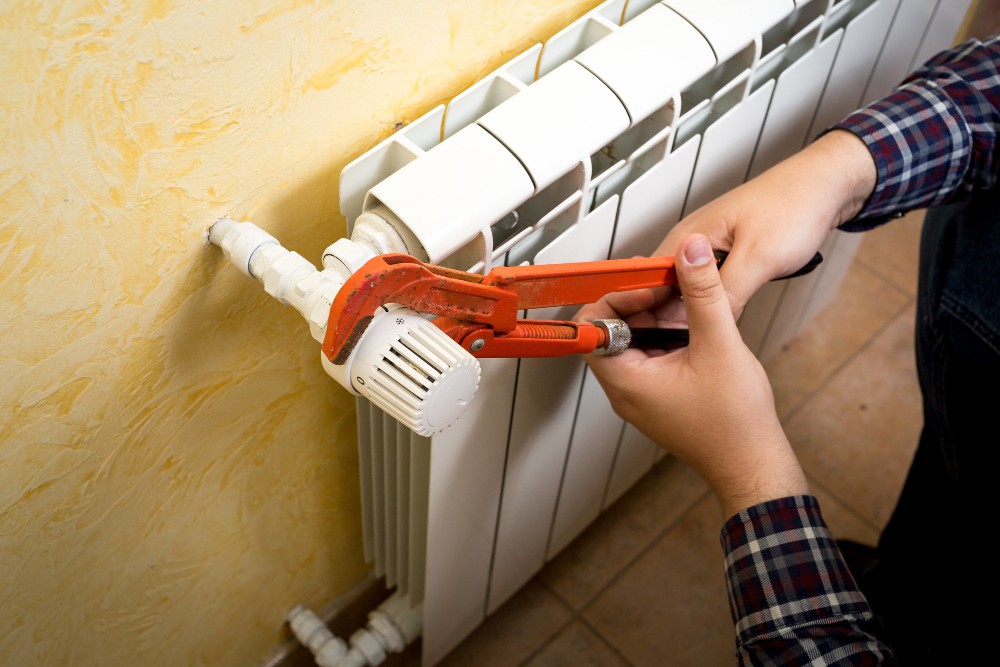 Plombier chauffagiste - Purge radiateurs, contrôle des vannes et circulation